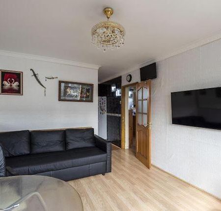 1 Bedroom Flat Close To City With Free Parking Arrangement Londres Exterior foto